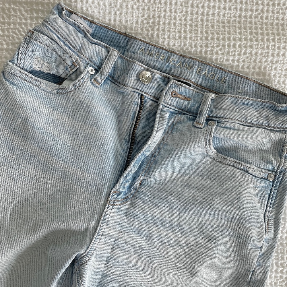 NWOT American Eagle Light Wash Mom Straight Jeans